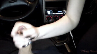 Tinédzser amatőr csábító tinédzser kishölgy a pasiját a kocsiban szopja le.
