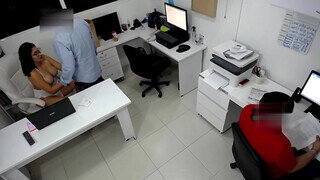 martinasmith a csöcsös szuka az irodában szeretkezik a munkatársával