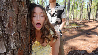 Brooke Tilli a nagyon kívánatos amatőr gádzsi meghágva az erdőben