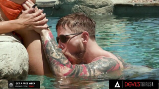 Izgató nagymellű travi Brittney Kade telefröcskölt arccal kuffer után