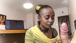 Nyakörves fekete örömlány nyáladzik a főnök péniszén