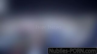 Kettő apró német fiatal megosztja a szörnyű cerkát