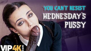 Lispy wednesday kupakolta a nevelő apa óriási faszát mint egy igazi kutyaként