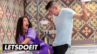 A szívdöglesztő szobalány Jade Presley kitakarít és cidázza a termetes faszkat a forró szálláson