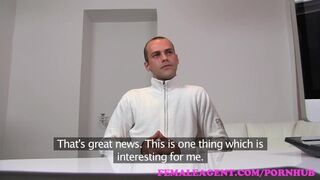 Csábos milf ügynök teszteli a könyörtelen manust