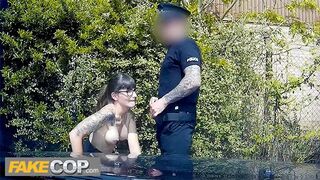 Rendőr megdugja a sötét hajú geek csajszit és rálövi a szemüvegére - fake cop