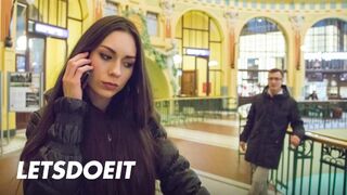 Arwen Gold szűk punciba vágyik egy külföldi pénisze kalandra