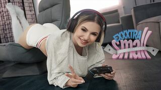 Kicsike fiatal csajszika Aria Banks elkapja magas mostohabátyját Chris Epicet, aki a szobájában veri a bréje