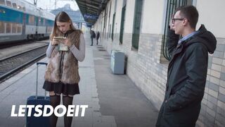 Selvaggia fiatal spiné felfogta Charlie Dean gigászi faszát egy gyors pov dugásra
