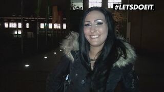 Mira grey német néger repedtsarkú döngeti az idegent pénzért a buszon