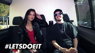 Sovány afró amerikai Coco Kiss pénzért leszopja a termetes fekete fazt az autóban