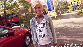 Utcán közösülés német benzinállomáson: pov milf cumizás