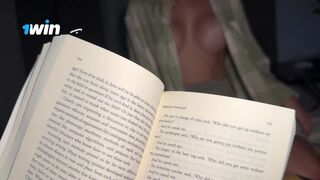 Nevelő hugom csábított el olvasás közben – ízletes közeli dörzsölés a orbitális popós tinitől