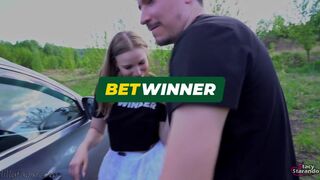 Pimasz nevelő nővér lebukik, miközben kiszökik – vad pásztoróra az erdőben