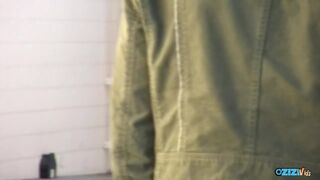 Kisbusás kéjnő reszeli magát idegennel nyilvános vécében
