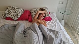 Bájos csávó megbassza a haver feleségét, miután az lelépett, és pov videót készít neki