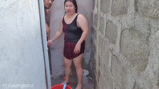 Filipina maca kinti fürdés közben keményen meghágva