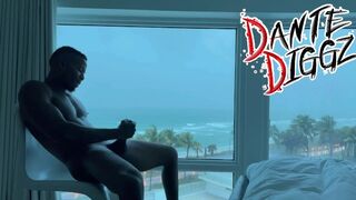 Kora Reggeli gigászi bájdorong játék egy hurrikán közepén south beach-en