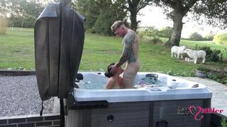 Csábító kinti bujálkodás a forró jacuzziban egy kéjelgő hétvégén