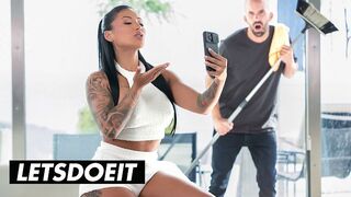 Szexi Latin MILF Mariana Martix Keményen Meghágva az Asszisztens által a LetsDoeIt Csatornán