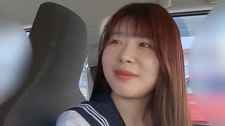 Kasumi-chan, a izgató riporternövendék autóban cidázza és veri a kukit