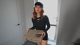 Szenvedélyes diáklány futár megette a pizzámat és megbasztam a szűk punciját