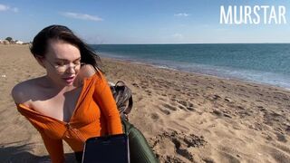 A cafka kiéhezett az interaktív játéktól és szopott a strandon