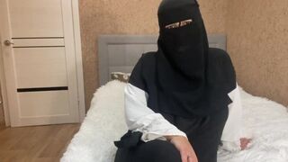 Gyönyörű arab milf kacér utasításokat ad nevelő fiának