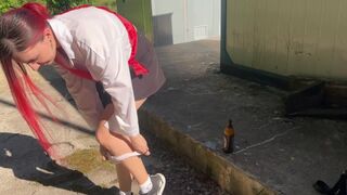 Rajtakaptam a szomszéd fiatal lányát ivás közben és üveggel büntettem meg a popsikáját