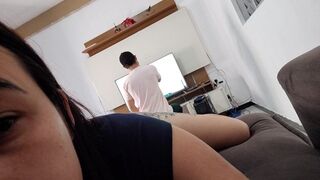 Szeretnék kúrni ezzel a szerelővel, mutatom neki a gigászi seggem, hátha bejön!