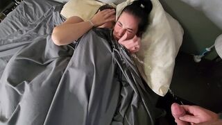 Dupla kicsike csöcsű fekete hajú lányra pisil az ágyban majd pisi áztatta bugyijukban csókolóznak