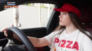 Késésért megbasztam a pizzás lányt, és egy bazinagy beleélvezéssel jutalmaztam a punciját