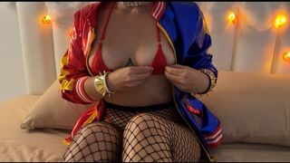 Ufo szexel bele a szívdöglesztő harley quinnbe piros mikro bikiniben minden lyukba
