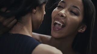 Ebony Vampire Mistress Lia Lin elcsábít egy brazil kolosszális keblű tinédzser bigét a Vampired kíméletlen domina játékában