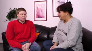 Vörös hajú milf orbitális mellekkel leszopja a kárót és hagyja hogy keményen megdugják