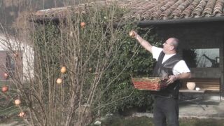 Izgató világos szőke fiatal amatőr hátsó bejáratba dugva és szájba lőve termetes farasszal