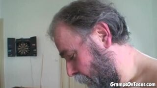 Fiatal vörös gádzsi orálozza és lovagol a nagypapa dákóján