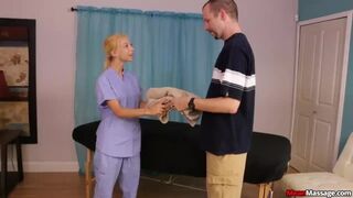 Világos Szőke fiatal könyörtelen boldog befejezést kínál ügyfelének a Nookiesnál
