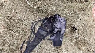 Orbitális popsikás korosodó nő leszopja a paraszt farkát a disznóólban
