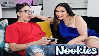 Nookies - Vén Mostohaanya Josephine James Szexy Sztriptízzel Fizeti a Lakbért a Mostohafiának